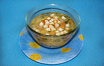 Суп на говяжьем бульоне с сухариками
