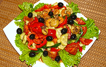 Овощной салат с каракатицей и креветками