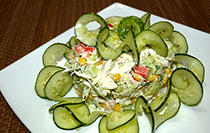 Салат из капусты, огурцов, крабовых палочек и кукурузы