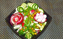Салат из редиса, огурцов, зеленого горошка с добавлением рукколы