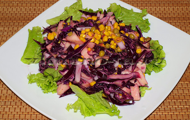 Салат с капустой, горошком и кукурузой