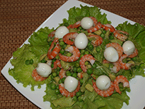 Салат с креветками, авокадо и зеленым горошком
