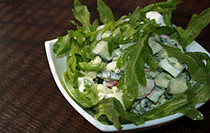 Весенний салат из огурцов, редиса и яиц